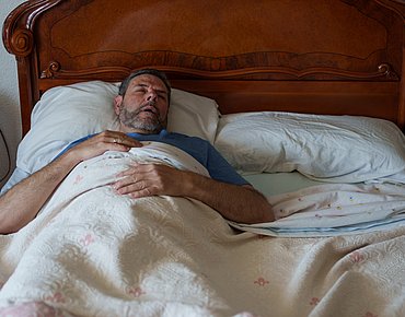 Mann schläft im Bett Mann schläft im Bett