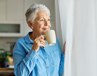 Ältere Frau trinkt Tee