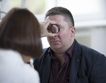 Augenarzt untersucht einen Herren mittleren alters