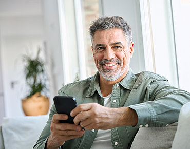 Mann mit Mobiltelefon in der Hand