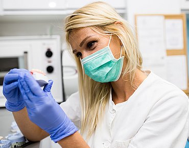 ZFA prüft Zahnersatz ZFA prüft Zahnersatz