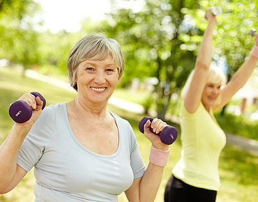 Zwei ältere Damen die Fitness betreiben