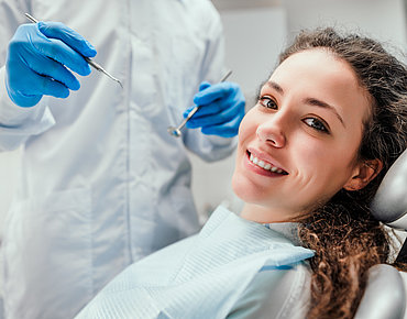 Eingriff bei Frau in der Zahnarztpraxis