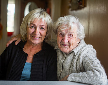 Zwei ältere Damen machen gemeinsames Foto