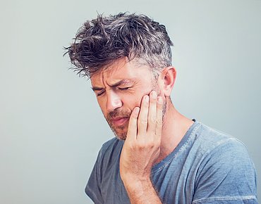 Mann mittleren alters mit Zahnschmerzen