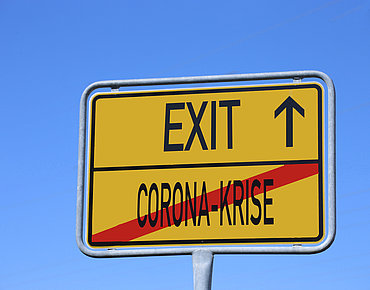 Ortsschild mit Exit aus der Corona-Krise