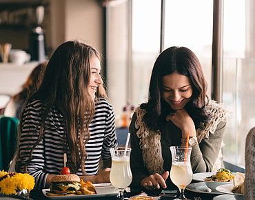 Freundinnen beim gemeinsamen Mittagsessen im Restaurant