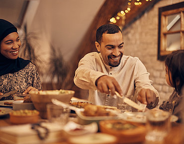 Familie begeht Iftar im Ramadan