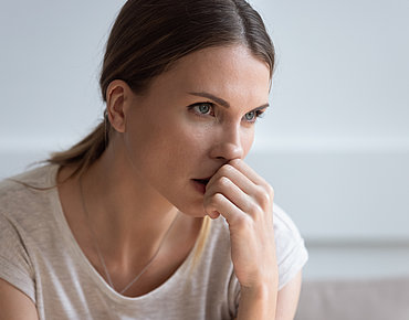 Frau mit Angst/Sorgen