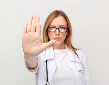 Symbolbild Protest: Frau zeigt flache Hand