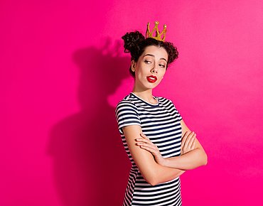 Frau mit einer Krone auf vor pinkem Hintergrund