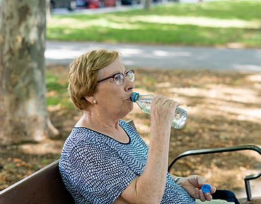 Frau trinkt Waser Frau trinkt Waser