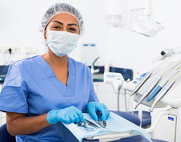ZFA legt die Instrumente für den Zahnarzt bereit