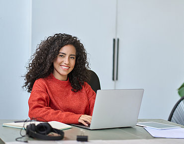 Frau am Laptop