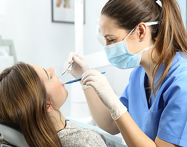 Frau in Behandlung beim Zahnarzt