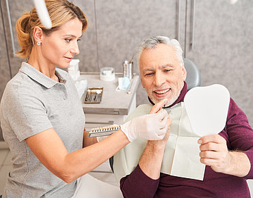 Zahnärztin und Patient