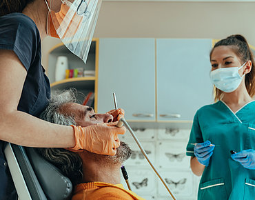 Patient bei der Professionellen Zahnpflege