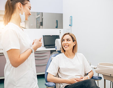 Zahnaertzin mit Patientin