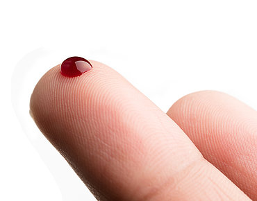 Blutstropfen auf Finger