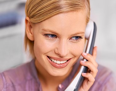 Frau führt ein Telefont