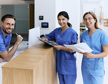Krankenpfleger am Tresen Krankenpfleger am Tresen