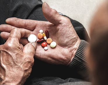 Medikamente in der Hand
