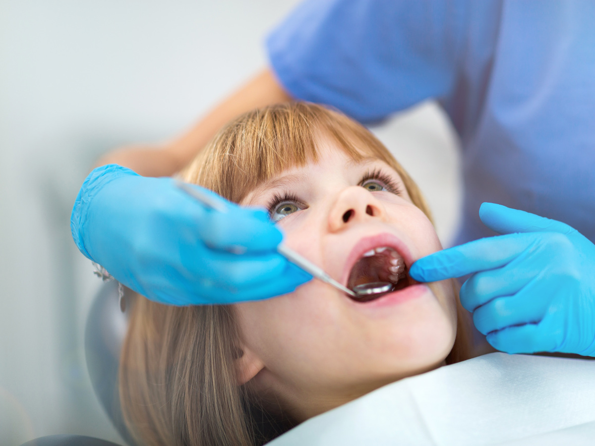 Kind beim Zahnarzt