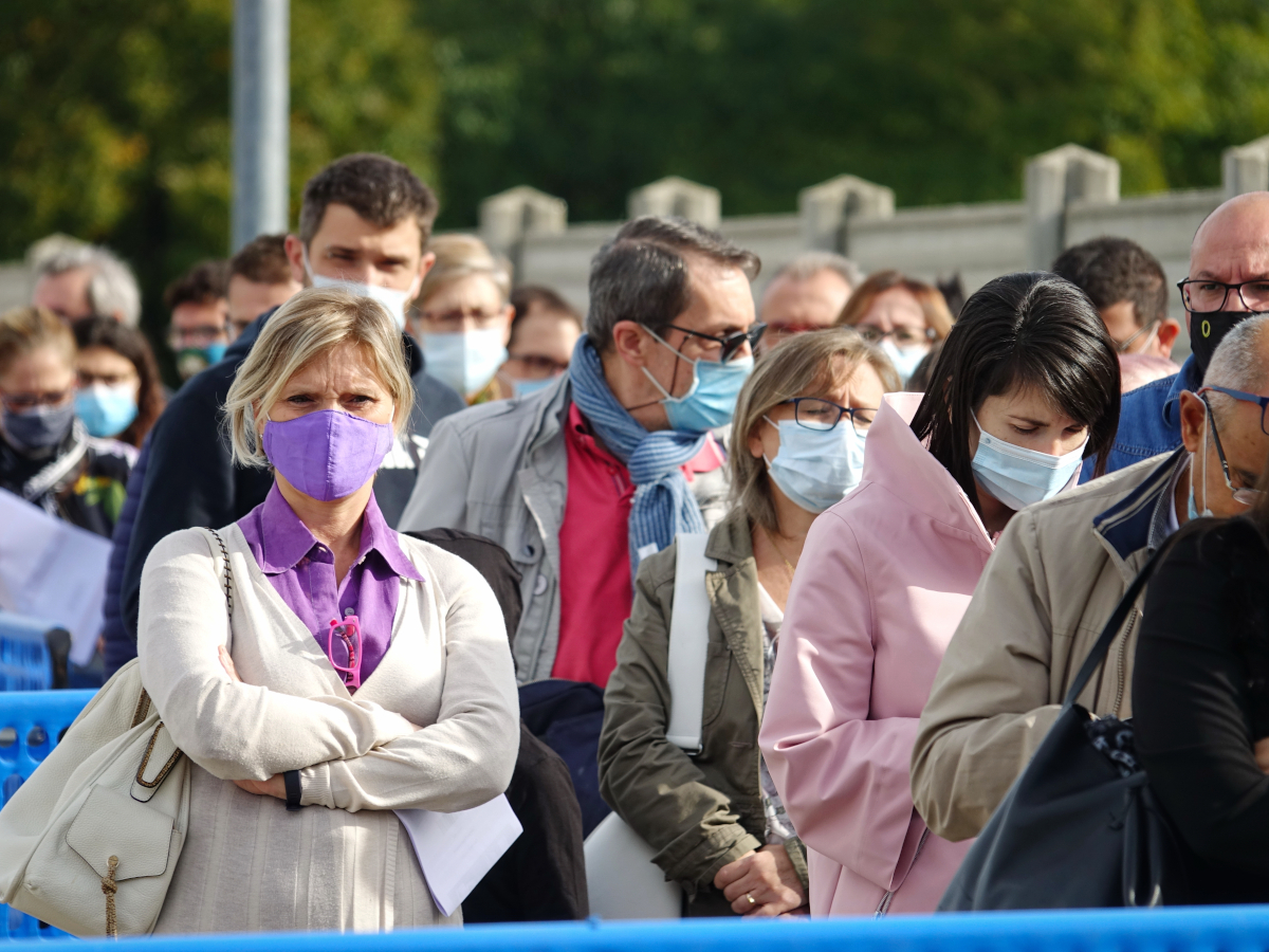 Menschen mit Masken während der Corona-Pandemie