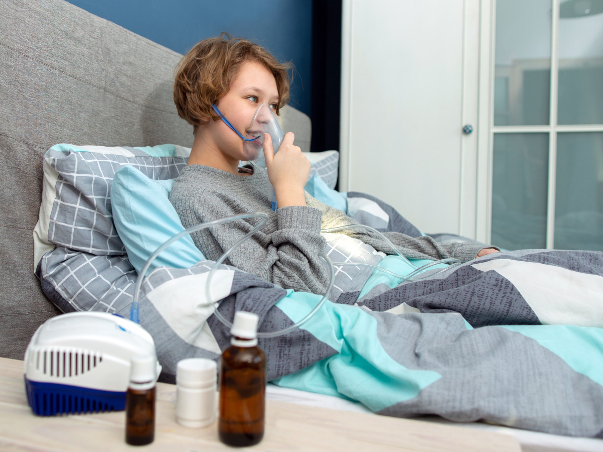 Kind inhaliert Medizin mit Inhalator