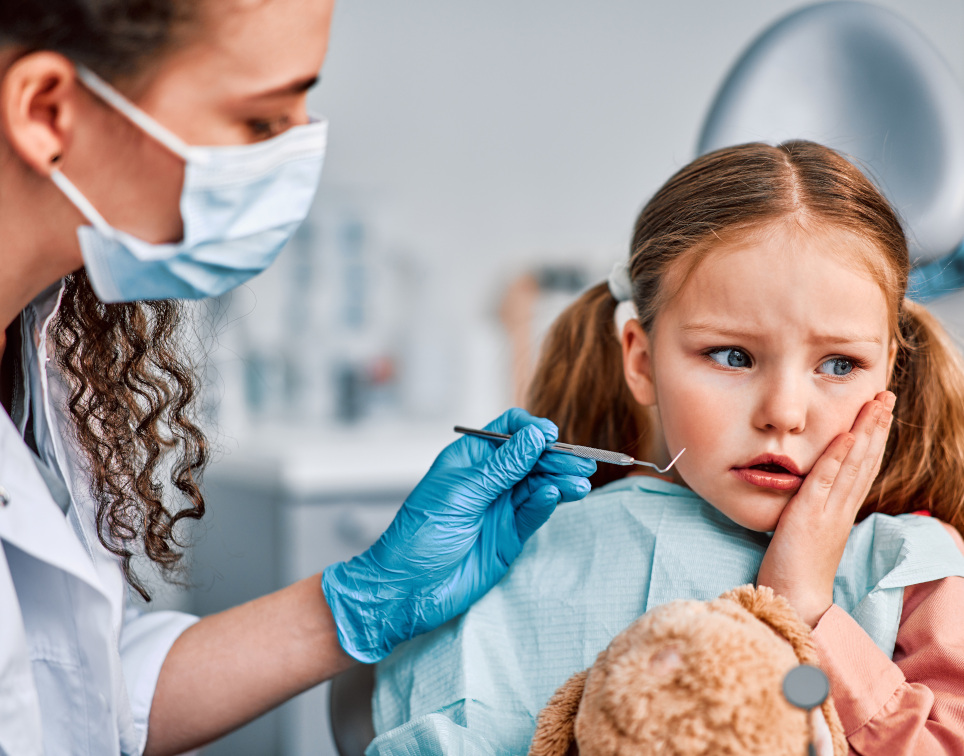 Kind mit Zahnschmerzen beim Zahnarzt