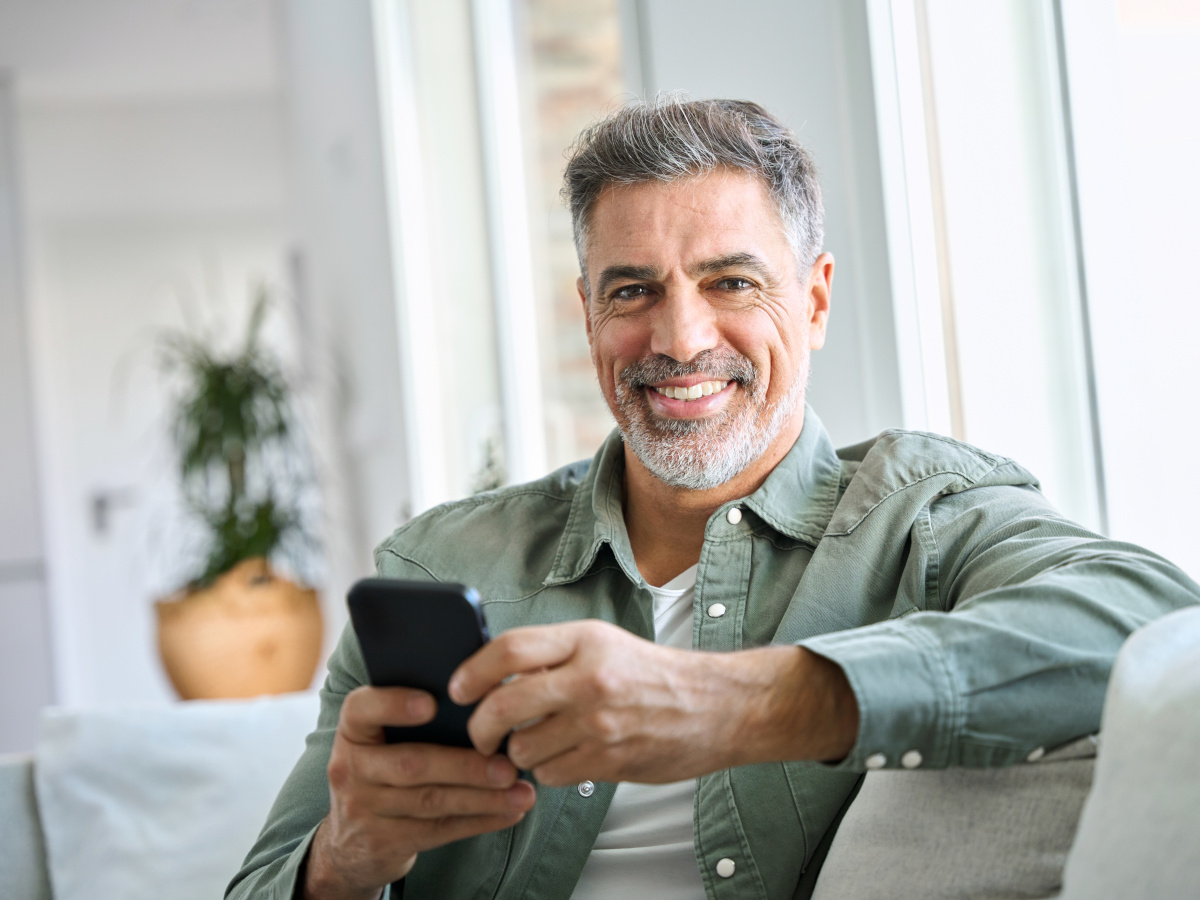 Mann mit Mobiltelefon in der Hand