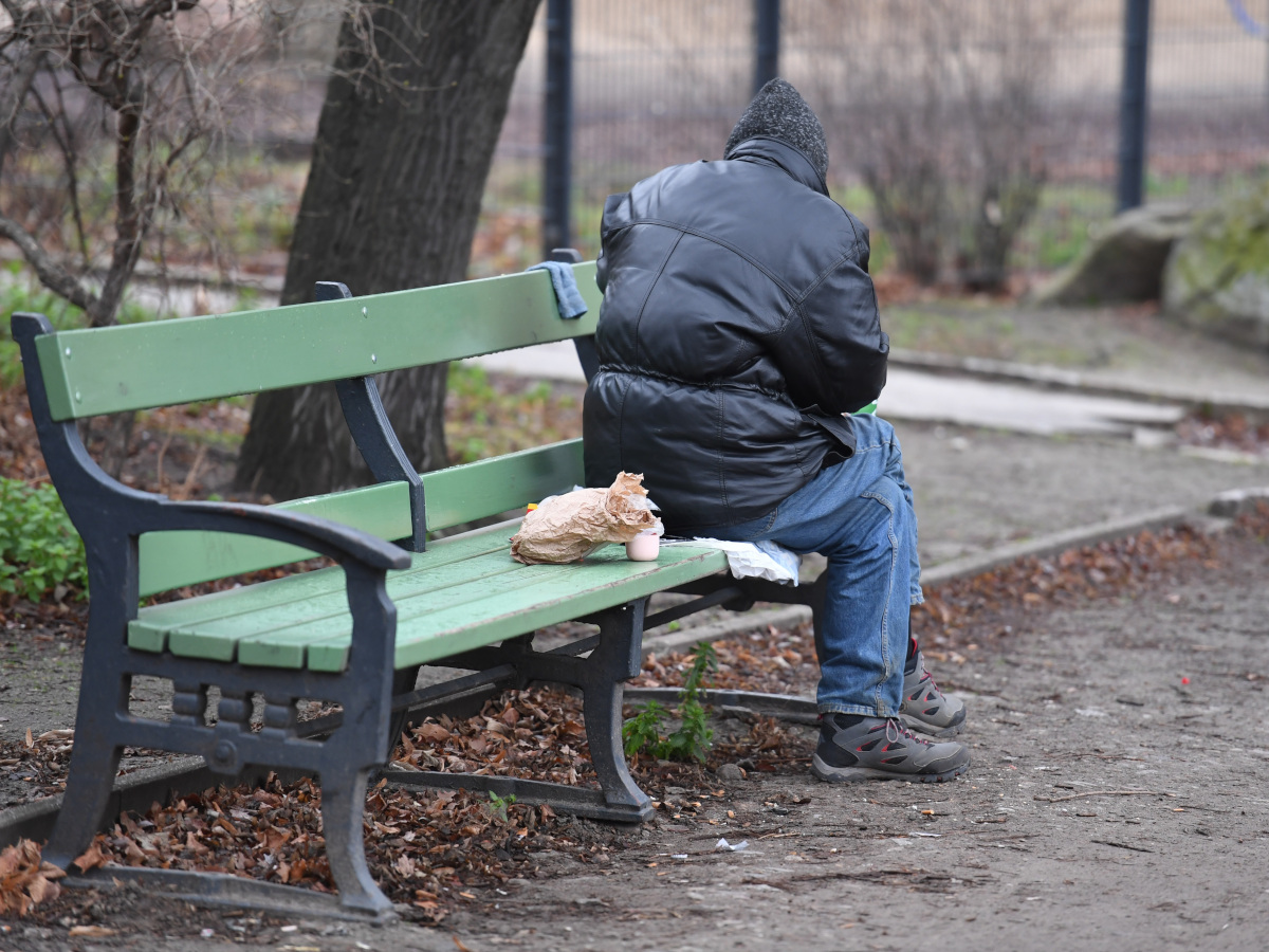 Obdachlose Person auf einer Parkbank