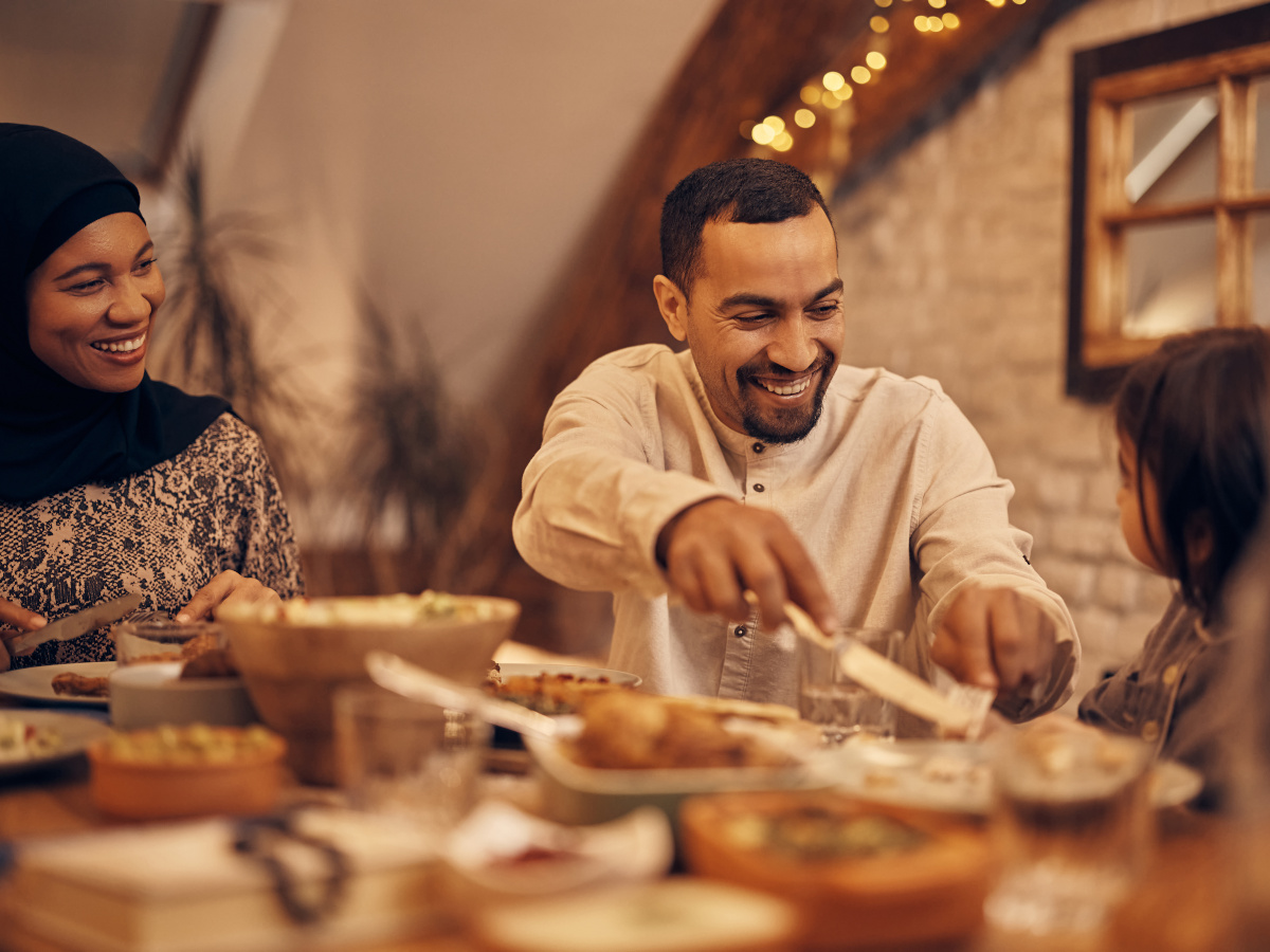 Familie begeht Iftar im Ramadan