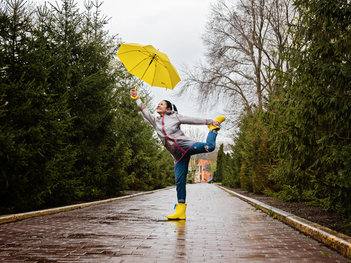 Person, die mit Regenschirm tanzt