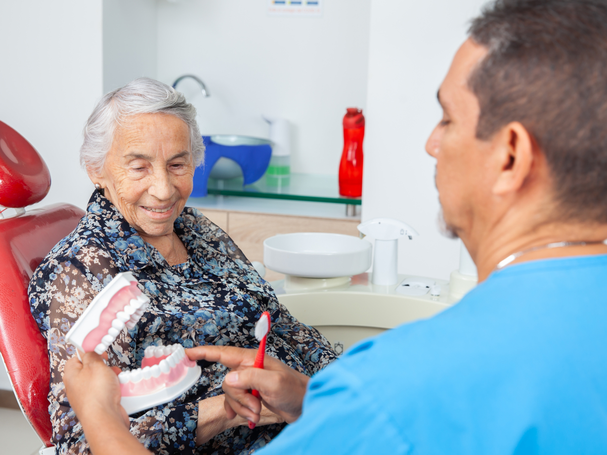 Seniorin beim Zahnarzt 